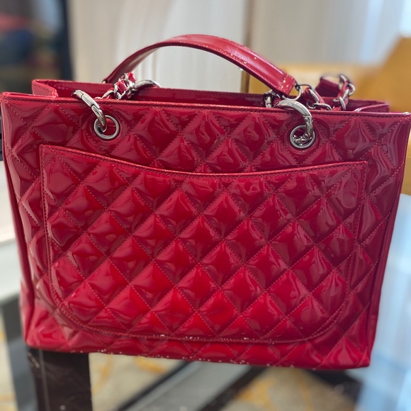 Beautiful Chanel red patent leather tote - Picture 5 of 7